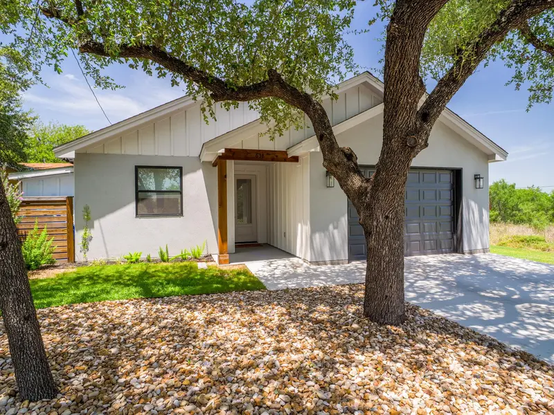 638 Oak LN, Cottonwood Shores, TX 78657
