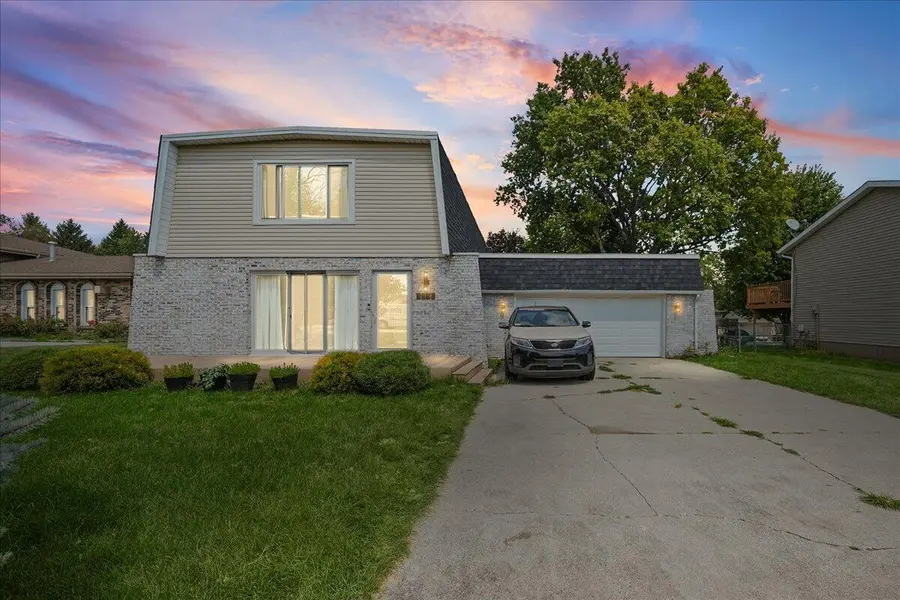 3562 Sunrise DR, Crown Point, IN 46307