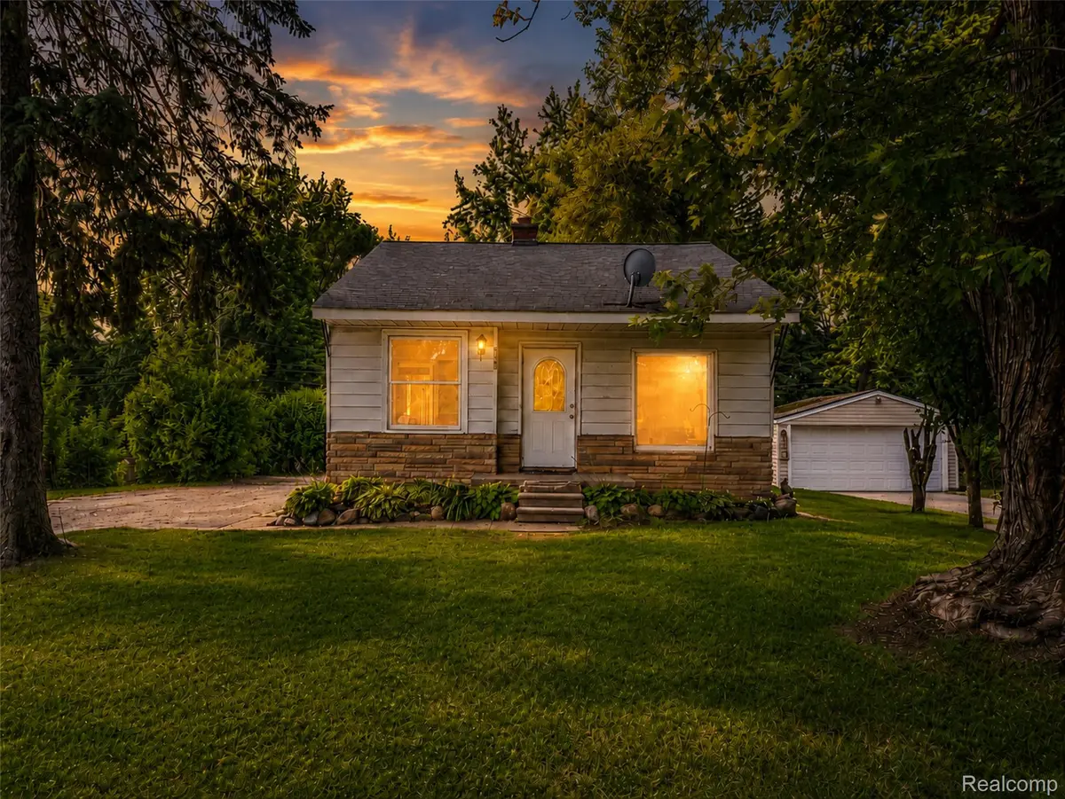 4855 Hatchery RD, Waterford Charter Township, MI 48329