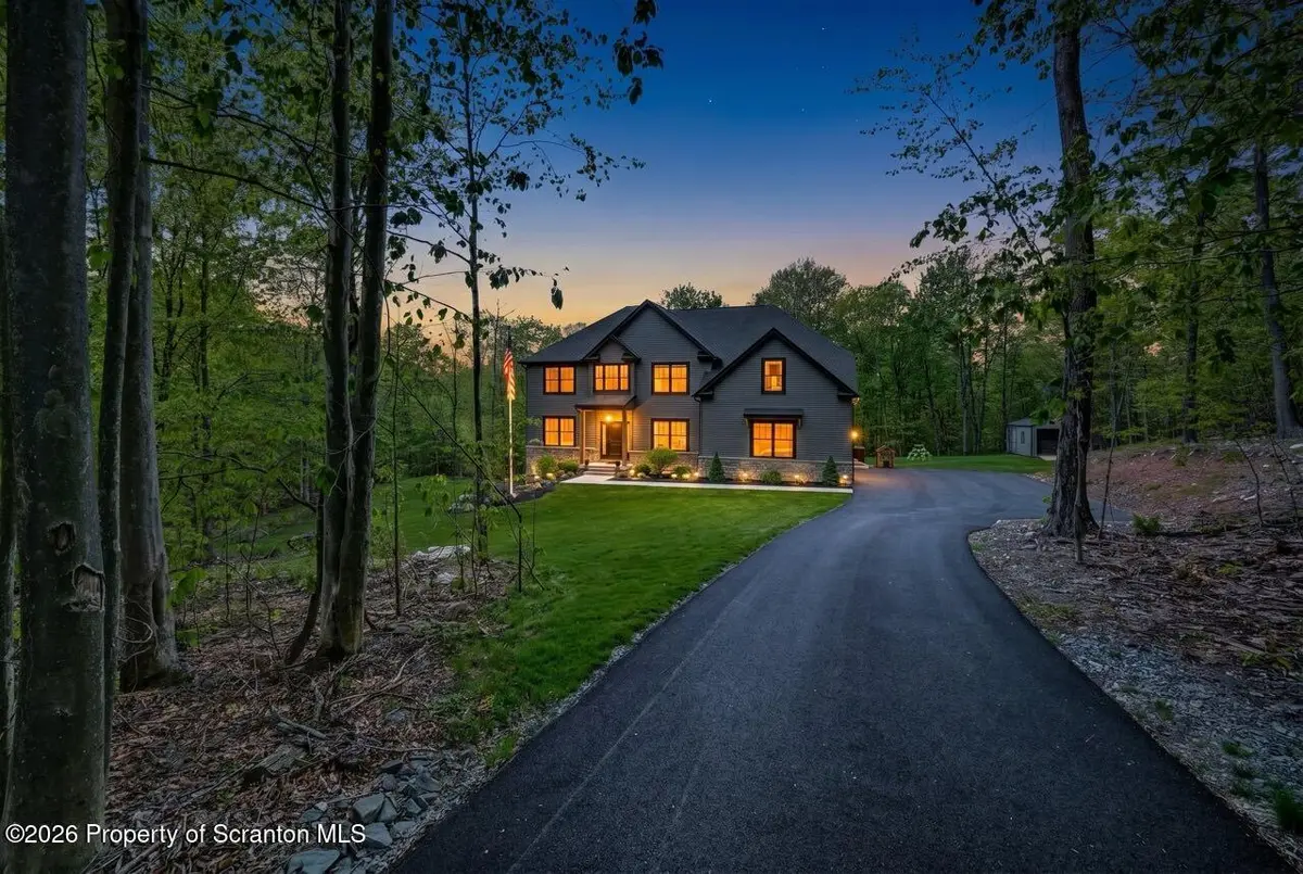 100 Highland RD, Roaring Brook Twp, PA 18444