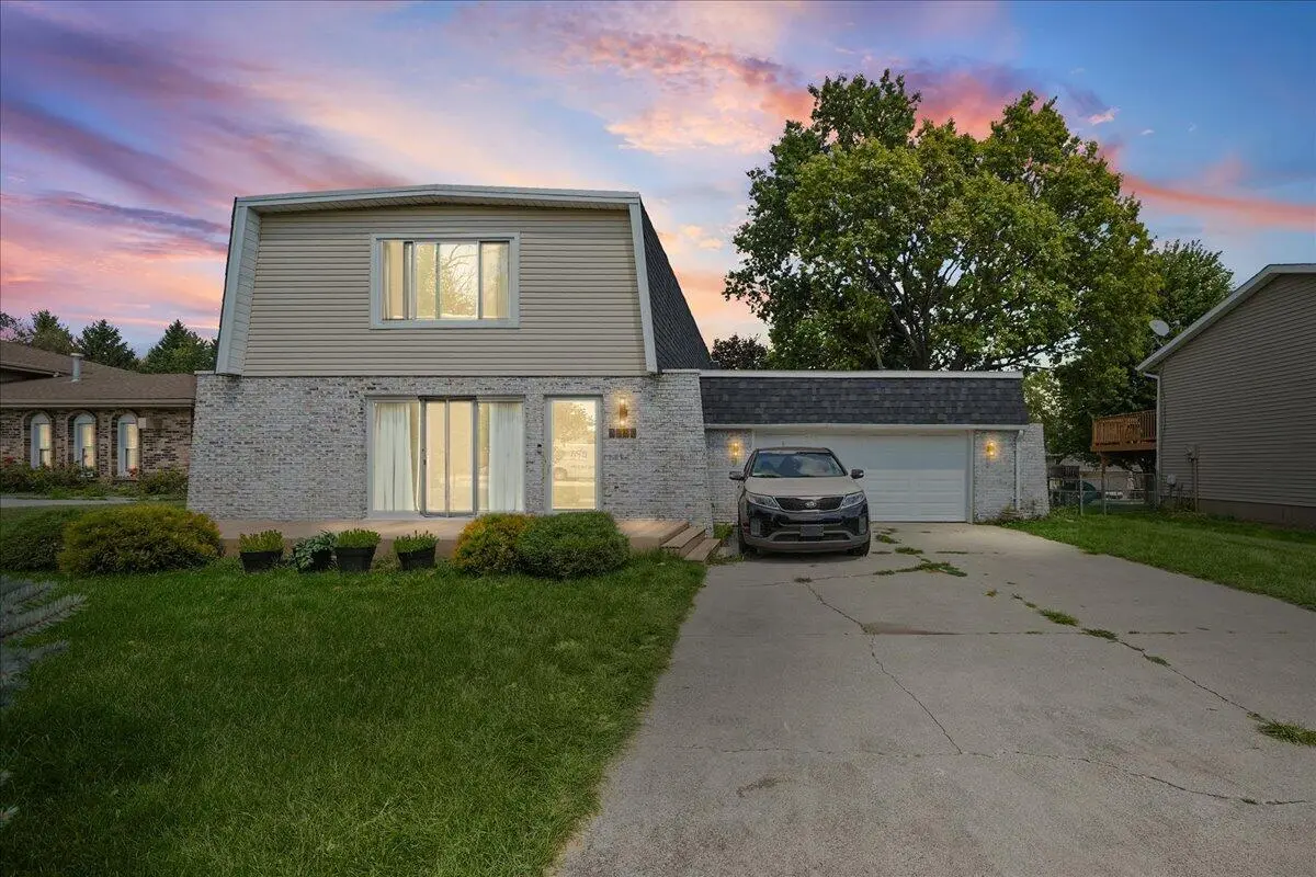 3562 Sunrise DR, Crown Point, IN 46307