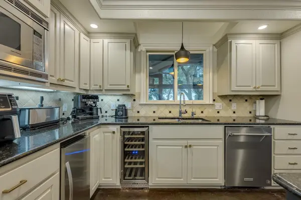 813 Moonlight Bay DR, Spicewood, TX 78669