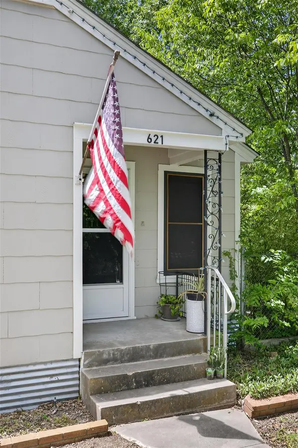 621 S Main ST, Lockhart, TX 78644