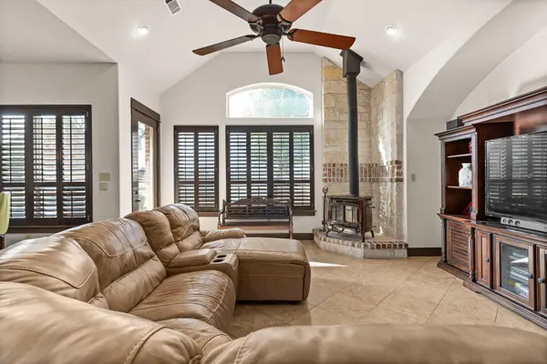 134 Creekside DR, Liberty Hill, TX 78642