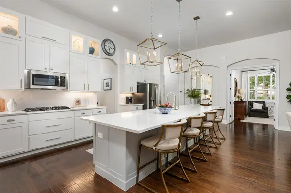 215 Lake Como DR, Lakeway, TX 78734