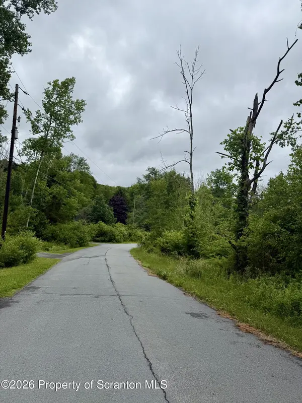 80 Highpoint DR, Lake Ariel, PA 18436