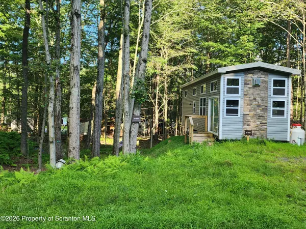 634 Swallow LN, Covington Twp, PA 18424