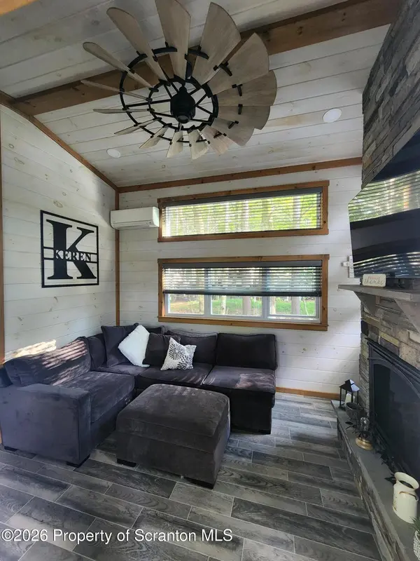 634 Swallow LN, Covington Twp, PA 18424