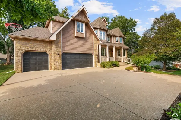 5204 Fox Chase DR, Lawrence, KS 66049