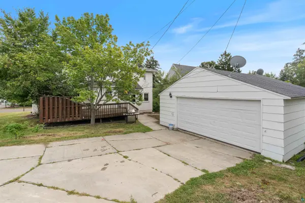 2337 E 8th St, Duluth, MN 55803