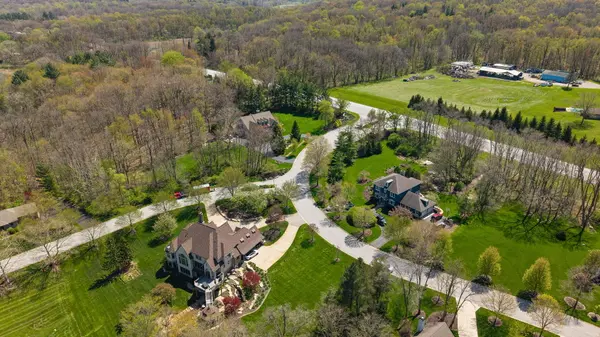 231 Barberry LN, Valparaiso, IN 46383