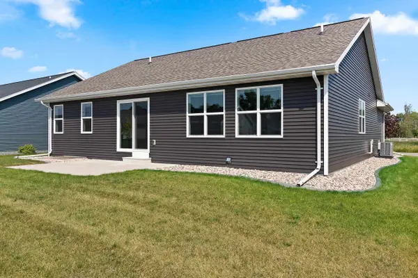 1526 FREEDOM MEADOWS DR, Neenah, WI 54956
