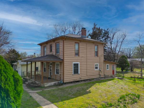825 N 7th St, Arkansas City, KS 67005