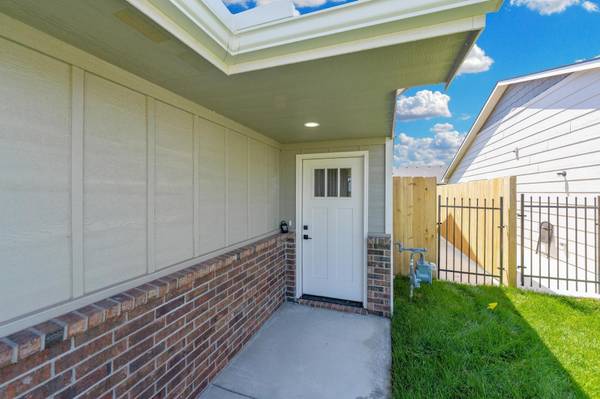 2877 S Cedar Crest Ct, Wichita, KS 67215