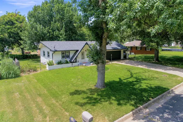 321 S 1st St, Clearwater, KS 67026