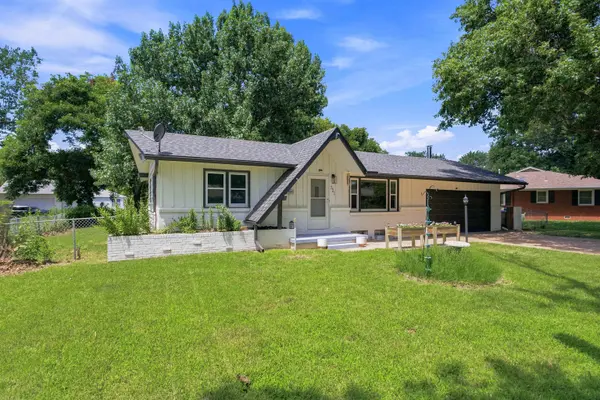 321 S 1st St, Clearwater, KS 67026