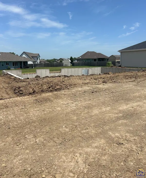 7636 SW 24th TER, Topeka, KS 66614