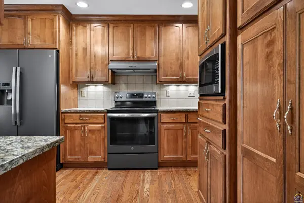 3535 SW Avalon LN, Topeka, KS 66604