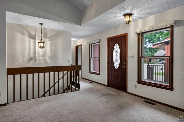 2931 SW Arrowhead RD, Topeka, KS 66614