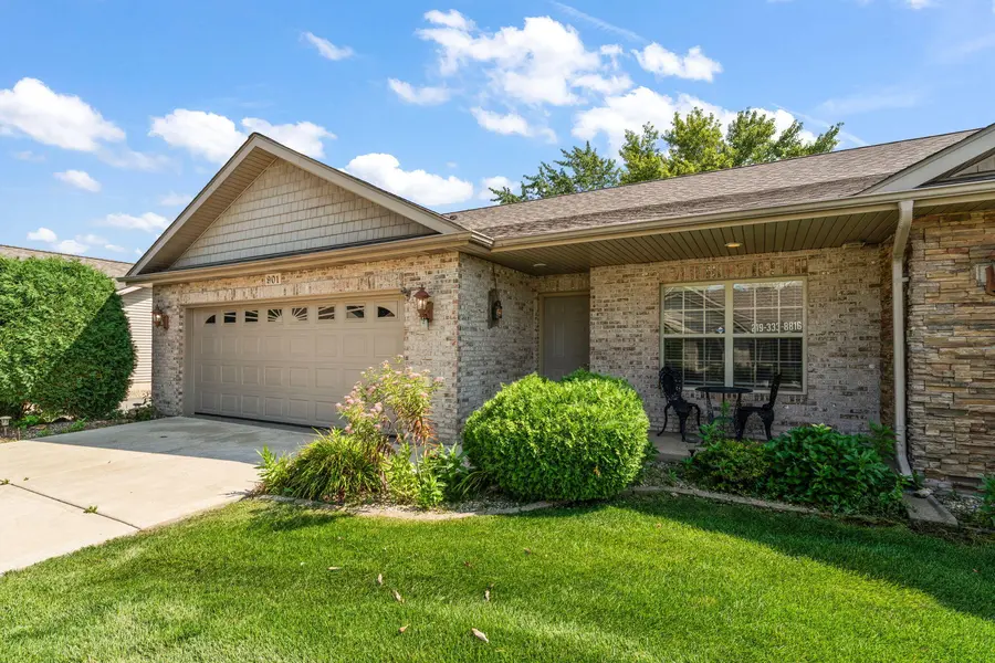 901 Veterans LN, Crown Point, IN 46307