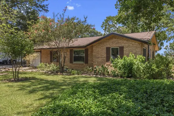 1415 NE Whitehead ST, Smithville, TX 78957