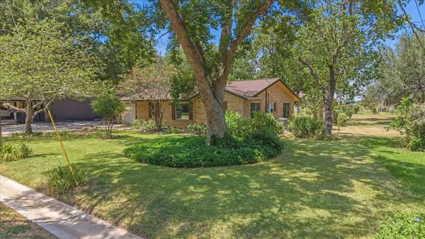 1415 NE Whitehead ST, Smithville, TX 78957