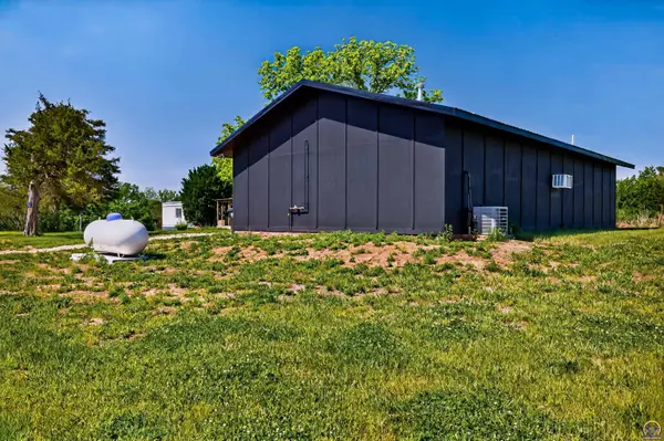 7641 SE Croco RD, Berryton, KS 66409