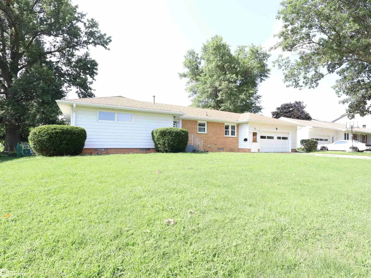 202 W Meadow LN, Marshalltown, IA 50158