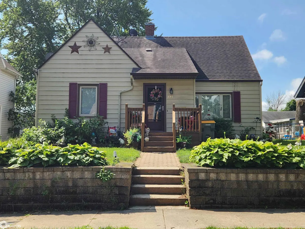 221 14th ST, Mason City, IA 50401