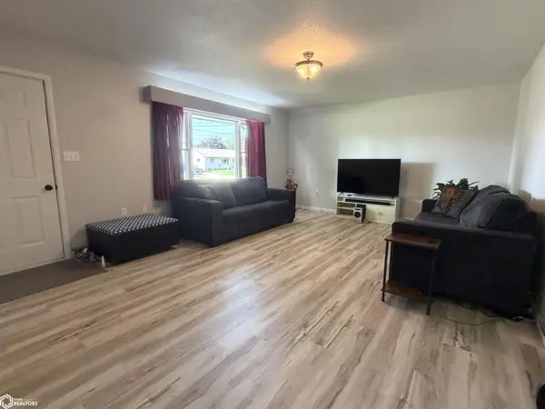 2008 N 3rd AVE, Newton, IA 50208