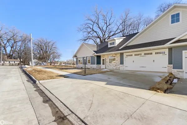 310 27th PL S, Clear Lake, IA 50428