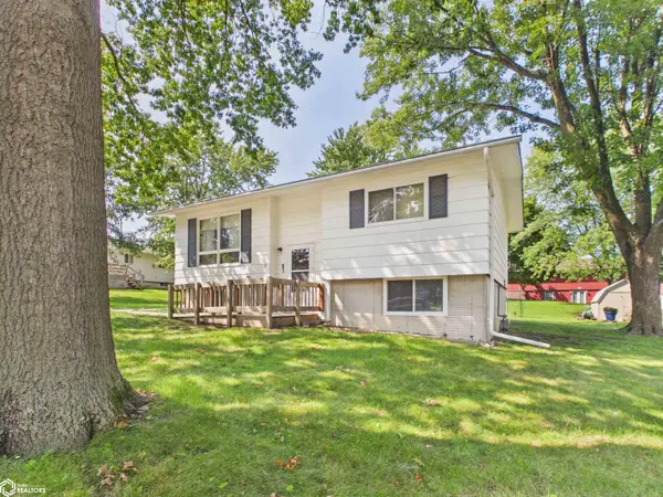 805 Wedgewood DR, Oskaloosa, IA 52577