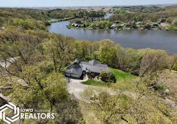 26339 215 AVE, Delhi, IA 52223