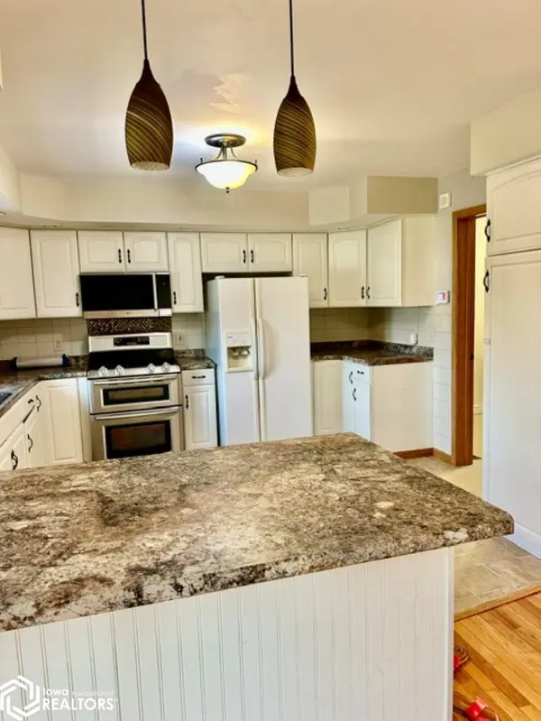 11332 LAKESIDE DR, Burlington, IA 52601