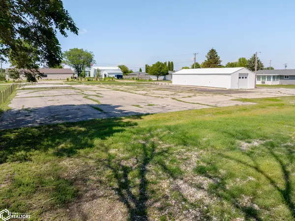 33rd ST, Mason City, IA 50401