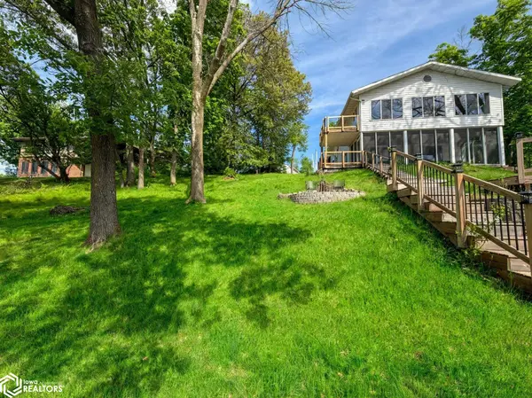 3011 E Lakeshore DR, Brooklyn, IA 52211