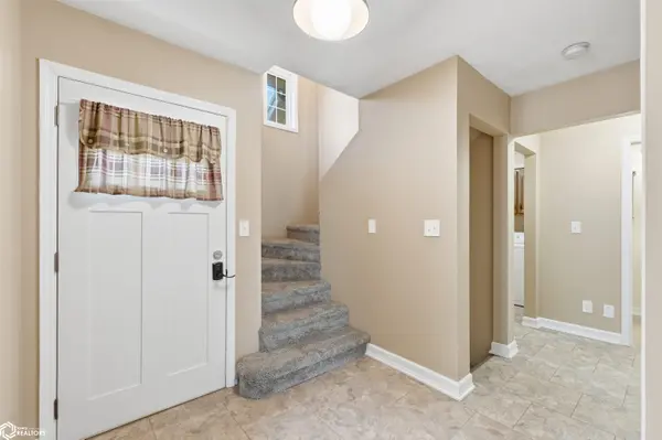 806 SE Richland CIR, Ankeny, IA 50021