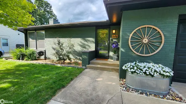 40 Mission DR, Mason City, IA 50401