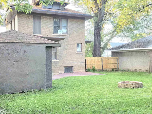 213 10th St NW, Mason City, IA 50401