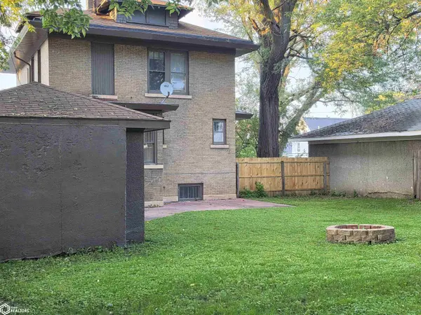 213 10th St NW, Mason City, IA 50401