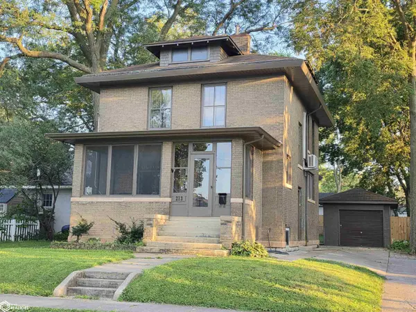 213 10th St NW, Mason City, IA 50401