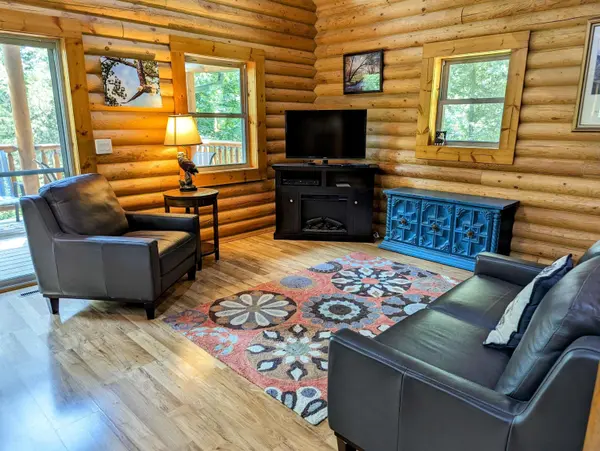 1232 Quandahl RD, Decorah, IA 52101