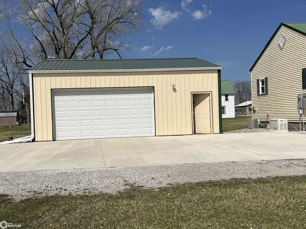 1080 & 1084 Linby DR, Packwood, IA 52580