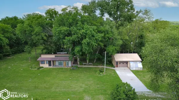 2403 Picard DR, Tracy, IA 50256