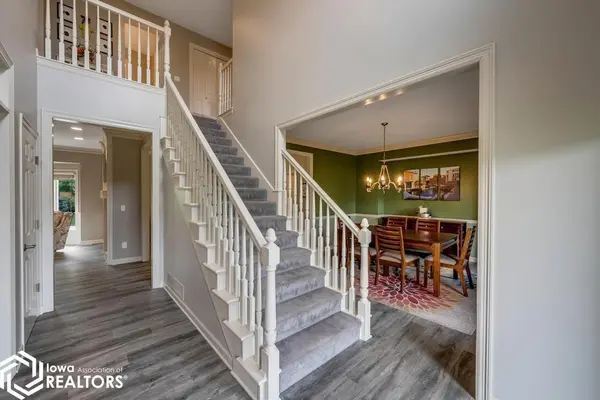 12828 Timberline DR, Urbandale, IA 50323