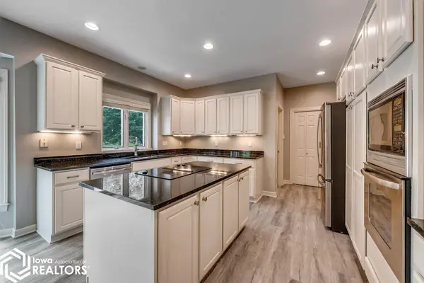 12828 Timberline DR, Urbandale, IA 50323