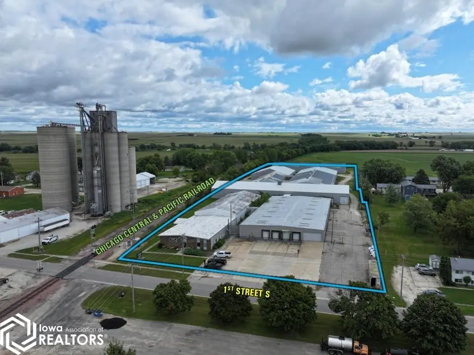 155 1st ST, Winthrop, IA 50682