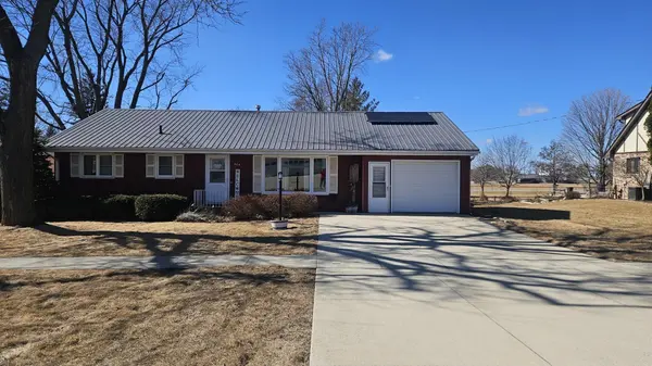 464 4th St. N, Winthrop, IA 50682