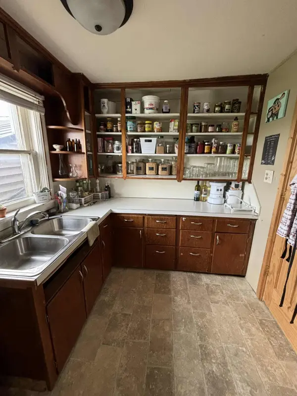 1461 Bakkum RD, Waukon, IA 52172