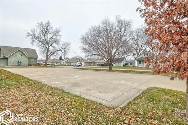 309 & 322 South ST, Pella, IA 50219